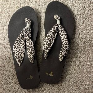 Sanuk flip flops EUC